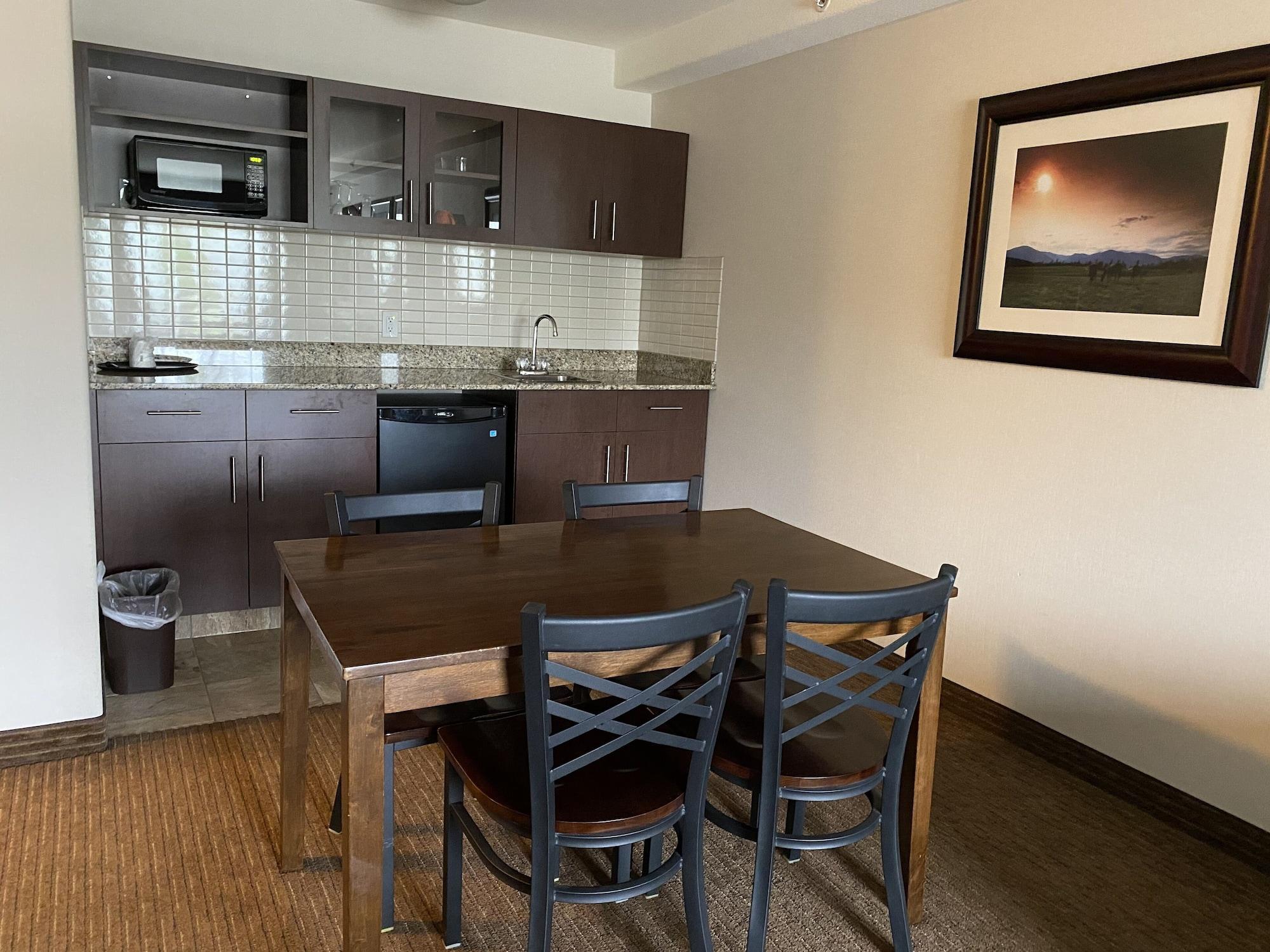 Hotel Ramada By Wyndham Creston Exterior foto