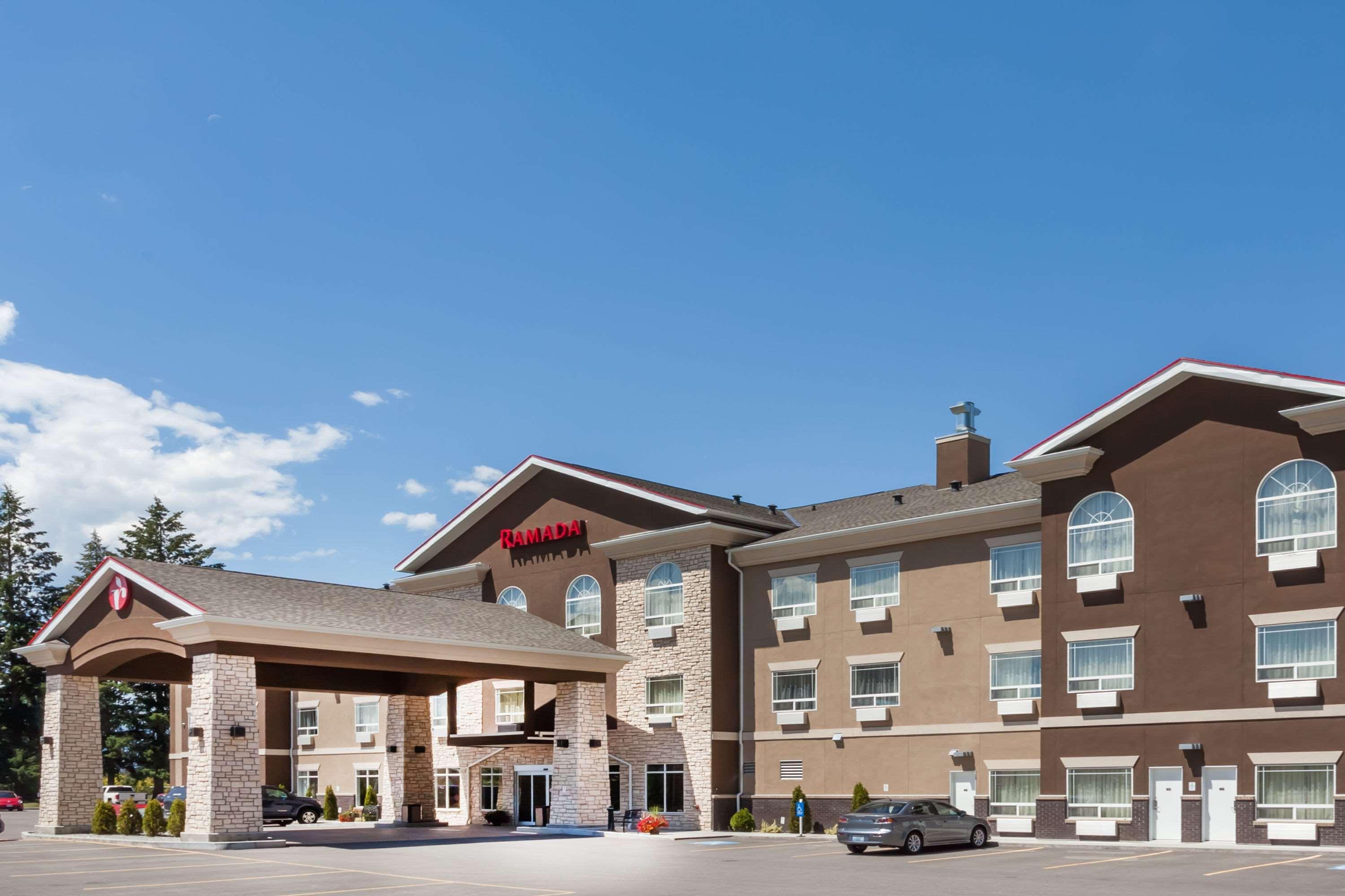 Hotel Ramada By Wyndham Creston Exterior foto