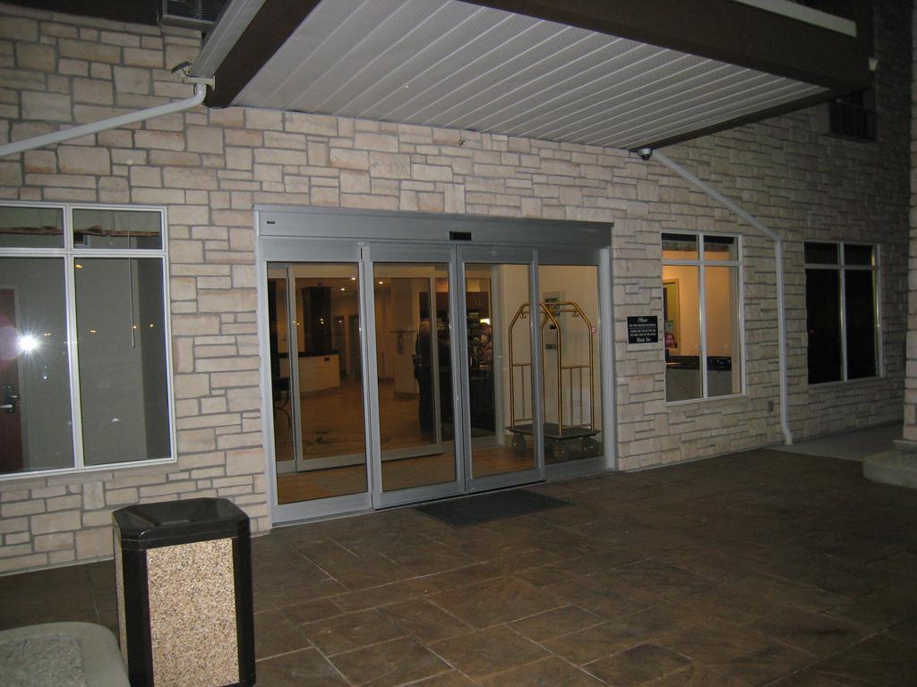 Hotel Ramada By Wyndham Creston Exterior foto