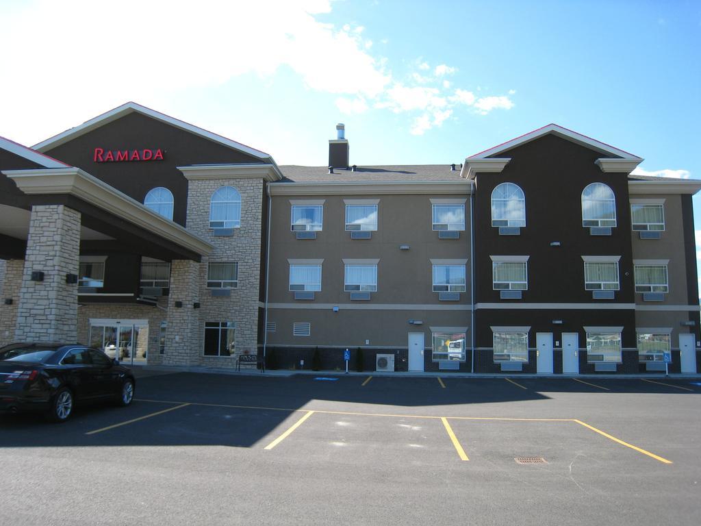 Hotel Ramada By Wyndham Creston Exterior foto