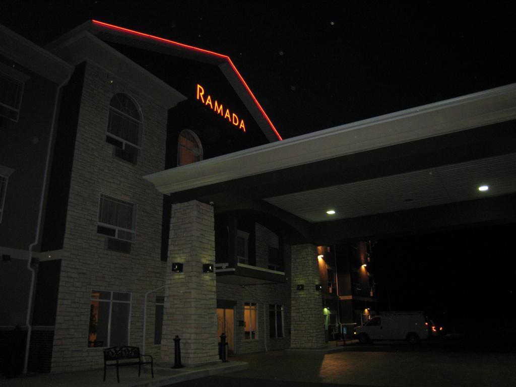 Hotel Ramada By Wyndham Creston Exterior foto
